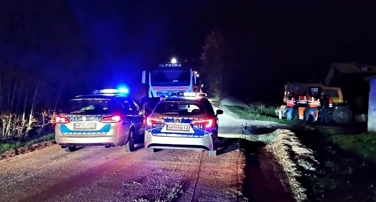 wypadki, latka udało uratować policja tragicznym wypadku Słoszewie - zdjęcie, fotografia