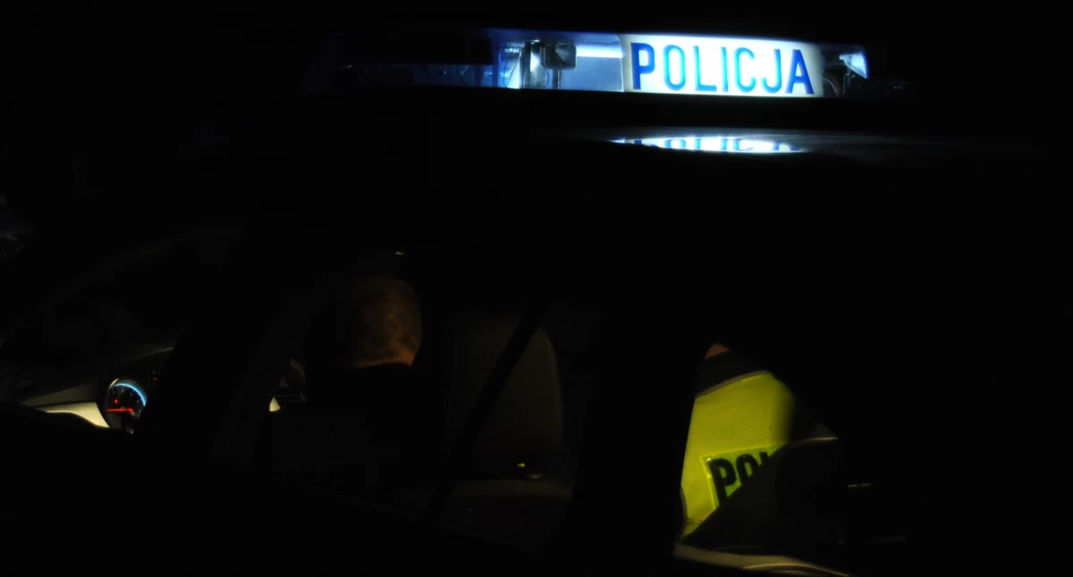 policja na drodze, Wieczorny wężyk oplem blisko promilami dwoma zakazami - zdjęcie, fotografia