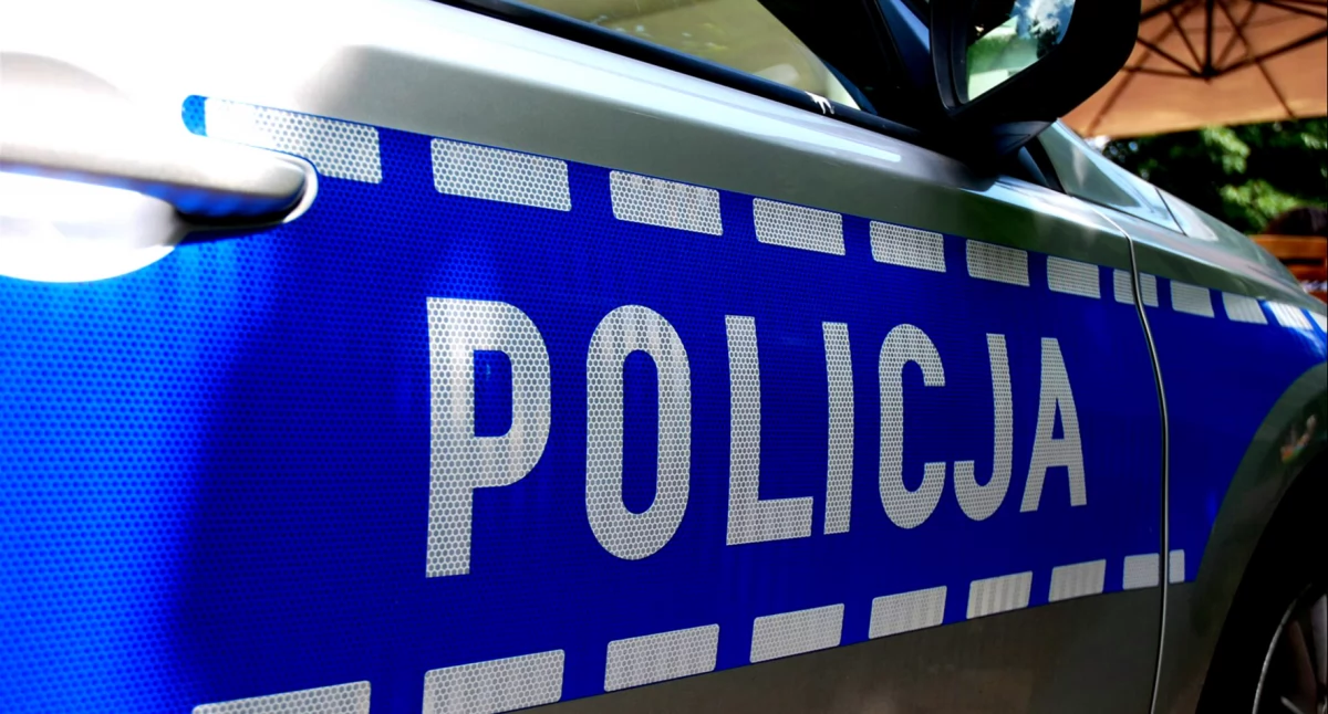 policja na drodze, „podwójnym gazie” staranowała bariery potem znieważyła policjantów - zdjęcie, fotografia