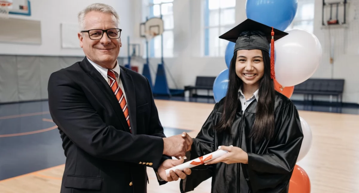 artykuł sponsorowany, Konto studenta różni konta nastolatka kiedy warto zmienić - zdjęcie, fotografia