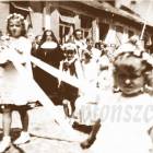 1946 rok. Płońszczanie przechodzący w procesji ulicą Ciechanowską (obecnie...