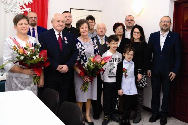 Dwie pary małżeńskie z jedną datą ślubu
