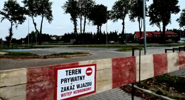 Jest decyzja - parking na prywatnej działce do rozbiórki