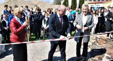 Przyszkolny ogród i przedstawienie na finał projektu Amicusa w Dzierzążni