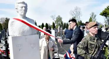 Katyńska pamięć - pomnik porucznika Mieczysława Salamonowicza odsłonięty w Starej Wronie