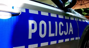 Na „podwójnym gazie” staranowała bariery, a potem znieważyła policjantów 
