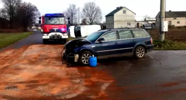 Volkswagen z renault groźnie na skrzyżowaniu w Kamienicy