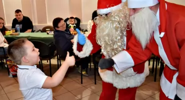 Opłatek i Mikołaj w kole osób niepełnosprawnych